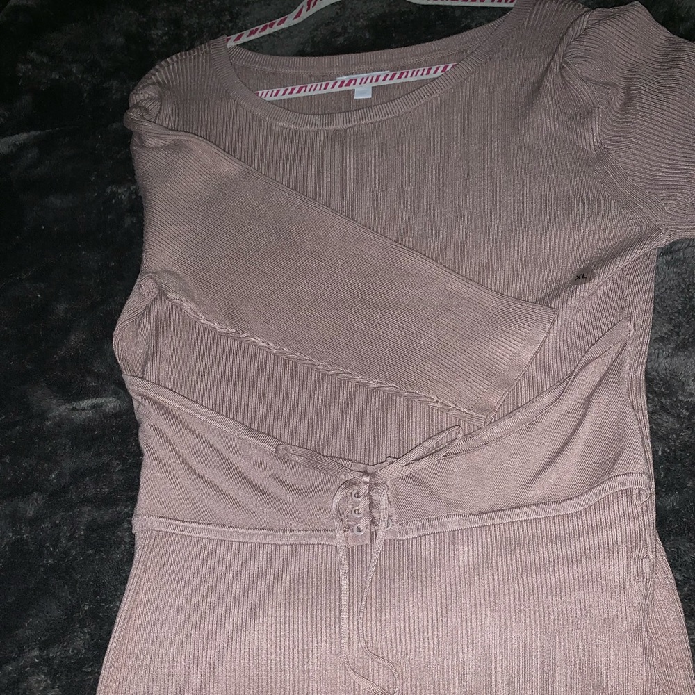 Crew neck sweater with corset style waist.❤️